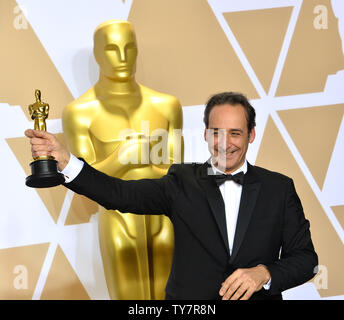 Il compositore Alexandre Desplat, vincitore del premio per il miglior punteggio originale Award per "la forma dell'acqua,' appare dietro le quinte con il suo Oscar durante il novantesimo Accademia annuale dei premi al Loews Hollywood Hotel nella sezione di Hollywood di Los Angeles il 4 marzo 2018. Foto di Jim Ruymen/UPI Foto Stock