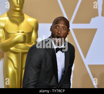 Kobe Bryant, vincitore del premio per il Miglior Cortometraggio per il 'Dear pallacanestro,', reagisce backstage durante il novantesimo Accademia annuale dei premi al Loews Hollywood Hotel nella sezione di Hollywood di Los Angeles il 4 marzo 2018. Foto di Jim Ruymen/UPI Foto Stock