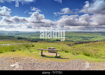 Sedile con vista su Wensleydale Foto Stock