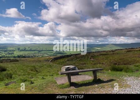 Sedile con vista su Wensleydale Foto Stock