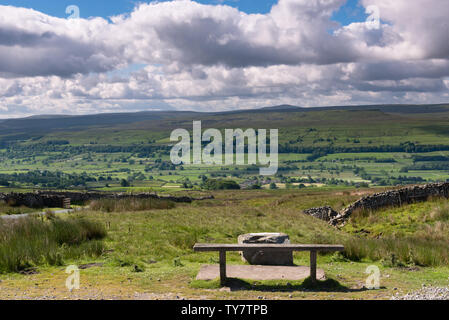 Sedile con vista su Wensleydale Foto Stock