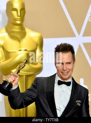 Attore Sam Rockwell, vincitore del premio per il Miglior Attore non Protagonista per 'Tre cartelloni pubblicitari al di fuori di calo, Missouri,' appare dietro le quinte con il suo Oscar durante il novantesimo Accademia annuale dei premi al Loews Hollywood Hotel nella sezione di Hollywood di Los Angeles il 4 marzo 2018. Foto di Jim Ruymen/UPI Foto Stock