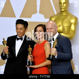 (L-R) Make-up artisti Kazuhiro Tsuji, Lucy Sibbick e David Malinowski, vincitori del miglior trucco e acconciature award per "arkest ora,' compaiono dietro le quinte con il suo Oscar durante il novantesimo Accademia annuale dei premi al Loews Hollywood Hotel nella sezione di Hollywood di Los Angeles il 4 marzo 2018. Foto di Jim Ruymen/UPI Foto Stock