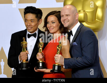 (L-R) Make-up artisti Kazuhiro Tsuji, Lucy Sibbick e David Malinowski, vincitori del miglior trucco e acconciature award per "arkest ora,' compaiono dietro le quinte con il suo Oscar durante il novantesimo Accademia annuale dei premi al Loews Hollywood Hotel nella sezione di Hollywood di Los Angeles il 4 marzo 2018. Foto di Jim Ruymen/UPI Foto Stock