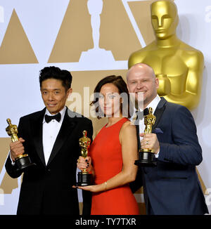 (L-R) Make-up artisti Kazuhiro Tsuji, Lucy Sibbick e David Malinowski, vincitori del miglior trucco e acconciature award per "arkest ora,' compaiono dietro le quinte con il suo Oscar durante il novantesimo Accademia annuale dei premi al Loews Hollywood Hotel nella sezione di Hollywood di Los Angeles il 4 marzo 2018. Foto di Jim Ruymen/UPI Foto Stock