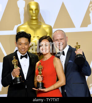 (L-R) Make-up artisti Kazuhiro Tsuji, Lucy Sibbick e David Malinowski, vincitori del miglior trucco e acconciature award per "arkest ora,' compaiono dietro le quinte con il suo Oscar durante il novantesimo Accademia annuale dei premi al Loews Hollywood Hotel nella sezione di Hollywood di Los Angeles il 4 marzo 2018. Foto di Jim Ruymen/UPI Foto Stock