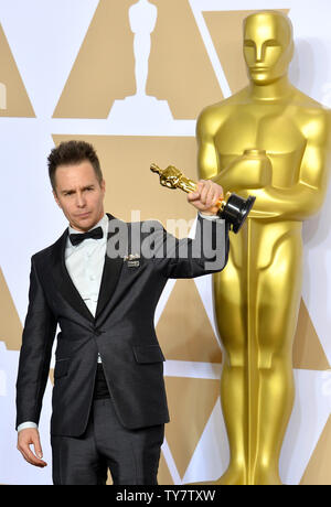 Attore Sam Rockwell, vincitore del premio per il Miglior Attore non Protagonista per 'Tre cartelloni pubblicitari al di fuori di calo, Missouri,' appare dietro le quinte con il suo Oscar durante il novantesimo Accademia annuale dei premi al Loews Hollywood Hotel nella sezione di Hollywood di Los Angeles il 4 marzo 2018. Foto di Jim Ruymen/UPI Foto Stock