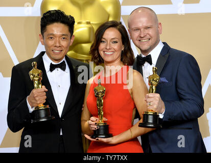 (L-R) Make-up artisti Kazuhiro Tsuji, Lucy Sibbick e David Malinowski, vincitori del miglior trucco e acconciature award per "arkest ora,' compaiono dietro le quinte con il suo Oscar durante il novantesimo Accademia annuale dei premi al Loews Hollywood Hotel nella sezione di Hollywood di Los Angeles il 4 marzo 2018. Foto di Jim Ruymen/UPI Foto Stock