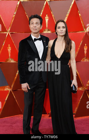 (L-R) attore Benjamin Bratt e Talisa Soto arrivare sul tappeto rosso per il novantesimo annuale di Academy Awards presso il Teatro Dolby nella sezione di Hollywood di Los Angeles il 4 marzo 2018. Foto di Jim Ruymen/UPI Foto Stock