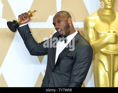 Kobe Bryant, vincitore del premio per il Miglior Cortometraggio per il 'Dear pallacanestro,' appare dietro le quinte con il suo Oscar durante il novantesimo Accademia annuale dei premi al Loews Hollywood Hotel nella sezione di Hollywood di Los Angeles il 4 marzo 2018. Foto di Jim Ruymen/UPI Foto Stock