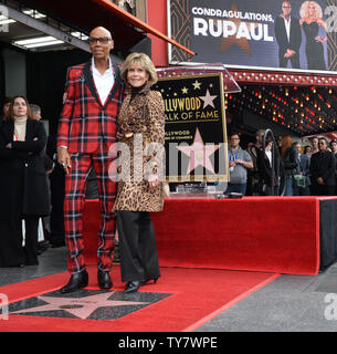 American drag queen, attore, modello, cantante, compositore, personalità di televisione e autore RuPaul è unita da attrice Jane Fonda durante una cerimonia di inaugurazione in onore di lui con la 2,631st stella sulla Hollywood Walk of Fame a Los Angeles il 16 marzo 2018. Foto di Jim Ruymen/UPI Foto Stock