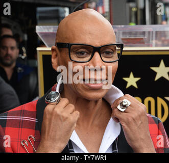 American drag queen, attore, modello, cantante, compositore, personalità di televisione e autore RuPaul parla con i giornalisti nel corso di una cerimonia di inaugurazione in onore di lui con la 2,631st stella sulla Hollywood Walk of Fame a Los Angeles il 16 marzo 2018. Foto di Jim Ruymen/UPI Foto Stock