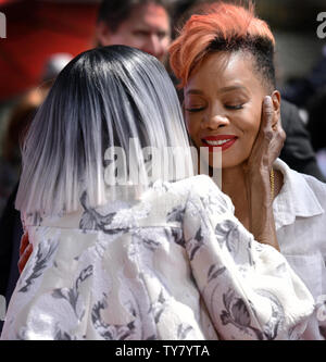 L'attrice e cantante Anika Noni Rose (R) ottiene un abbraccio ed un bacio da leggenda dello schermo Cicely Tyson dopo la mano e il footprint cerimonia in onore di Tyson a TCL Teatro Cinese a Hollywood durante la nona edizione del TCM Classic Film Festival il 27 aprile 2018. Foto di Chris Chew/UPI Foto Stock