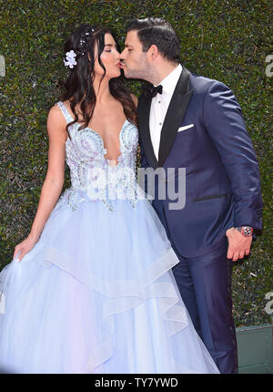 Jacqueline MacInnes Wood (L) bacia il fianc Elan Ruspoli come essi arrivano sul tappeto rosso per il quarantacinquesimo giorno annuale Emmy Awards a Pasadena Civic Auditorium di Pasadena, in California, il 29 aprile 2018. Foto di Chris Chew/UPI Foto Stock