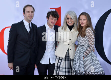 Membro del cast Diane Keaton (C) e i suoi figli Dexter Keaton, duca Keaton e una valutazione (L-R) partecipare alla premiere di Motion Picture commedia "club del libro' al Regency Village Theater di Westwood sezione di Los Angeles il 6 maggio 2018. Trama: Quattro amici per tutta la vita hanno la loro vita per sempre cambiata dopo la lettura 50 tonalità di grigio nella loro rubrica mensile club. Foto di Jim Ruymen/UPI Foto Stock