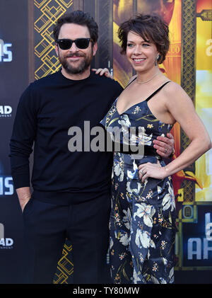 Charlie Day (L) e sua moglie Mary Elizabeth Ellis assistere alla premiere di 'Hotel Artemis" al Regency Bruin Theatre di Los Angeles, la California il 19 maggio 2018. Foto di Chris Chew/UPI Foto Stock