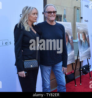 Membro del Cast Peter Fonda e sua moglie Margaret DeVogelaere assistere alla premiere di Motion Picture commedia drammatica "confini" presso il teatro egiziano nella sezione di Hollywood di Los Angeles il 19 giugno 2018. Il film racconta la storia di Laura e suo figlio Enrico, che sono costretti a guidare il suo estraniati care-free pot trattare padre attraverso il paese dopo che ha dato dei calci a fuori di ancora un altro casa di cura. Foto di Jim Ruymen/UPI Foto Stock