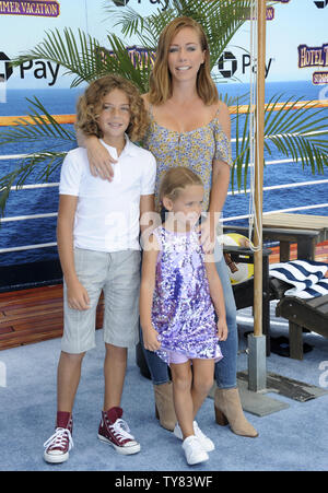 Gli ospiti Kendra Wilkinson, figlio Hank Baskett e figlia Maria Alijah Baskett frequentare la premiere del movimento animato immagine commedia "Hotel Transilvania 3: Estate VACANZA' al Regency Village Theatre di Los Angeles il 30 giugno 2018. La storia segue Mavis come lei sorprese Dracula con un viaggio di famiglia su un mostro di lusso la nave di crociera in modo che egli possa prendere una vacanza dal mettere a disposizione di chiunque altro in vacanza presso l'hotel. Il resto di Drac's Pack non può resistere a lungo. Ma una volta che lasci il porto, romance sorge quando Dracula incontra la misteriosa nave capitano, Ericka. Foto di Patrick Rideaux/UPI Foto Stock