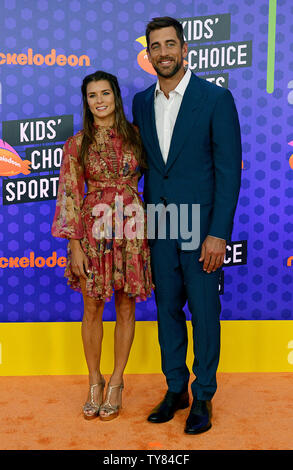 Ex pro racing driver Danica Patrick (L) e Green Bay Packers quarterback Aaron Rodgers frequentare Nickelodeon's Kids' scelta Sports Awards 2018 a Barker Hangar di Santa Monica, in California, il 19 luglio 2018. Foto di Chris Chew/UPI Foto Stock