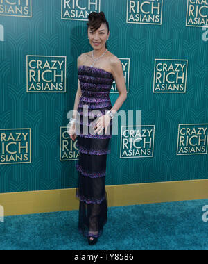 Membro del cast Michelle Yeoh assiste la premiere del motion picture commedia "Crazy ricchi asiatici' a TCL teatro cinese nella sezione di Hollywood di Los Angeles il 7 luglio 2018. La storia segue Rachel Chu (Costanza Wu), un americano nato l'economia cinese professore, che viaggia verso il suo ragazzo Nick's (Henry Golding) città natale di Singapore per il suo migliore amico del matrimonio. Prima di lunghi, il suo segreto è fuori: Nick viene da una famiglia che è incredibilmente ricchi, è forse il più idoneo bachelor in Asia, e ogni singola donna nel suo ultra-rarefatta classe sociale è incredibilmente geloso di Rachel e Foto Stock