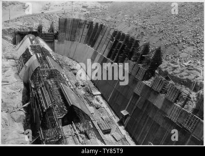 Guardando a monte e in Arizona stramazzo. Vista mostra la costruzione su sbarramento di tracimazione e arginato la sezione di parete laterale.; Portata e contenuto: fotografia dal volume due di una serie di album di foto per documentare la costruzione della Diga di Hoover, Boulder City, Nevada. Foto Stock