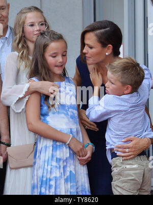 L'attrice Jennifer Garner è unita dai suoi figli Violet Affleck, Seraphina Rose Elizabeth Affleck e Samuel Garner Affleck (L-R) durante una cerimonia di inaugurazione venerandola con il 2,641st stella sulla Hollywood Walk of Fame a Los Angeles il 20 agosto 2018. Foto di Jim Ruymen/UPI Foto Stock