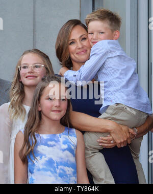 L'attrice Jennifer Garner è unita dai suoi figli Violet Affleck, Seraphina Rose Elizabeth Affleck e Samuel Garner Affleck (L-R) durante una cerimonia di inaugurazione venerandola con il 2,641st stella sulla Hollywood Walk of Fame a Los Angeles il 20 agosto 2018. Foto di Jim Ruymen/UPI Foto Stock