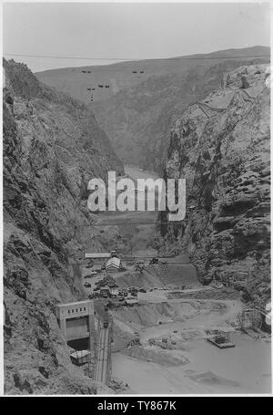 Guardando a monte attraverso Canyon Nero. Vista mostra a monte e a valle di paratoie con dam scavo di fondazione in corso. Rock risacca barriera, portale di uscita del tunnel di deviazione n. 2, e la costruzione bridge visto in primo piano.; Portata e contenuto: fotografia dal volume due di una serie di album di foto per documentare la costruzione della Diga di Hoover, Boulder City, Nevada. Foto Stock