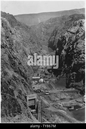 Guardando a monte attraverso canyon nero mostra scavo di fondazione e costruzione impianti a camera stagna creste. Vista mostra bedrock benching in corrispondenza dei due lati del canyon e più profondo nel canale centrale.; Portata e contenuto: fotografia dal volume due di una serie di album di foto per documentare la costruzione della Diga di Hoover, Boulder City, Nevada. Foto Stock