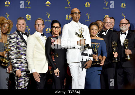 RuPaul e cast, i vincitori del premio per il miglior programma di Reality-Competition per "RuPaul's Drag Race,' compaiono dietro le quinte durante il settantesimo annuale di Primetime Emmy Awards di Microsoft, presso il teatro in downtown Los Angeles il 17 settembre 2018. Foto di Christine masticare/UPI Foto Stock