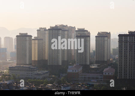 Cinese inquinate città fantasma di mattina Foto Stock