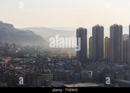 Cinese inquinate città fantasma di mattina Foto Stock