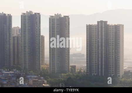 Cinese inquinate città fantasma di mattina Foto Stock