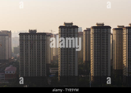 Cinese inquinate città fantasma di mattina Foto Stock