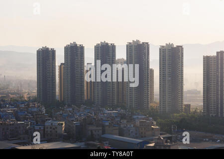 Cinese inquinate città fantasma di mattina Foto Stock