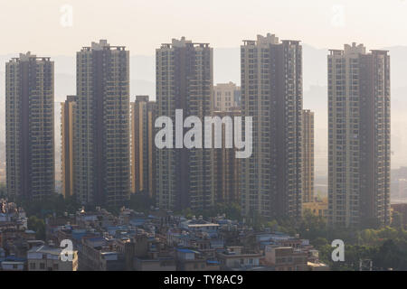 Cinese inquinate città fantasma di mattina Foto Stock