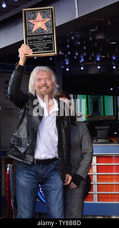 Sir Richard Branson detiene una placca di replica durante una cerimonia di inaugurazione in onore di lui con la 2,647th della stella sulla Hollywood Walk of Fame a Los Angeles il 16 ottobre 2018. Foto di Jim Ruymen/UPI Foto Stock