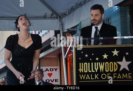 Attrice e il comico Sarah Silverman reagisce ai commenti da talk show host Jimmy Kimmel (L) durante una cerimonia di inaugurazione venerandola con il 2,649th della stella sulla Hollywood Walk of Fame a Los Angeles il 9 novembre 2018. Foto di Jim Ruymen/UPI Foto Stock