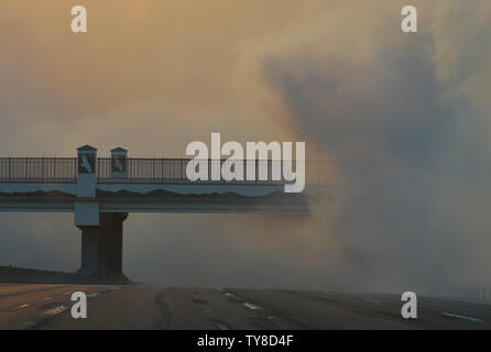 Fumo proveniente dall'Woolsey Fire flutti in nord corsie della chiusa 101 Freeway vicino a Thousand Oaks il 11 novembre 2018. La California del sud hanno detto i funzionari la Woolsey Fire costretto a tutta la città di Malibu per evacuare venerdì. Le fiamme minacciato quartieri ricchi in Malibu Canyon e Agoura Hills. Foto di Jim Ruymen/UPI Foto Stock