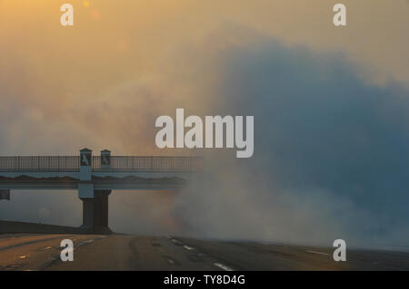 Fumo proveniente dall'Woolsey Fire flutti in nord corsie della chiusa 101 Freeway vicino a Thousand Oaks il 11 novembre 2018. La California del sud hanno detto i funzionari la Woolsey Fire costretto a tutta la città di Malibu per evacuare venerdì. Le fiamme minacciato quartieri ricchi in Malibu Canyon e Agoura Hills. Foto di Jim Ruymen/UPI Foto Stock