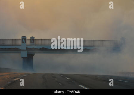 Fumo proveniente dall'Woolsey Fire flutti in nord corsie della chiusa 101 Freeway vicino a Thousand Oaks il 11 novembre 2018. La California del sud hanno detto i funzionari la Woolsey Fire costretto a tutta la città di Malibu per evacuare venerdì. Le fiamme minacciato quartieri ricchi in Malibu Canyon e Agoura Hills. Foto di Jim Ruymen/UPI Foto Stock