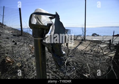 Un fuso lampione sorge accanto alle rovine di Malibu Beach RV Park in dopo la Woolsey bruciava attraverso in Malibu, la California il 14 novembre 2018. Incendi continuano a devastare lo stato del nord e del Sud. Foto di John McCoy/UPI Foto Stock