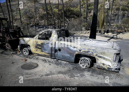 I resti carbonizzati di un pickup è parcheggiato in Malibu Beach Parco RV. La maggior parte dei router RV non era danneggiato, ma questo raccoglitore, un motociclo e diversi alberi e arbusti sono stati bruciati in quello che viene chiamato il Woolsey Fire in Malibu, CA il 14 novembre 2018. Foto di John McCoy/UPI Foto Stock