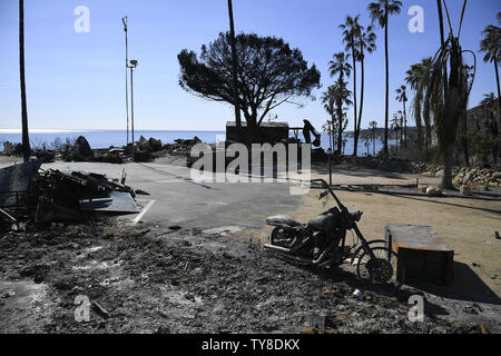 Un motociclo bruciato sorge su un vuoto molto in Malibu Beach RV Park in Malibu, la California il 14 novembre 2018. La maggior parte dei router RV è nel parco non sono stati danneggiati, tuttavia il principale ufficio subito pesanti danni e la maggior parte degli alberi e arbusti bruciato nel fuoco Woolsey. Foto di John McCoy/UPI Foto Stock