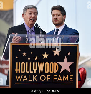 Hollywood di presidente della Camera di commercio/CEO Leron Gubler (L) parla alla star cerimonia di inaugurazione in onore di Michael Buble (R) con il 2,650th della stella sulla Hollywood Walk of Fame a Los Angeles, la California il 16 novembre 2018. Foto di Chris Chew/UPI Foto Stock