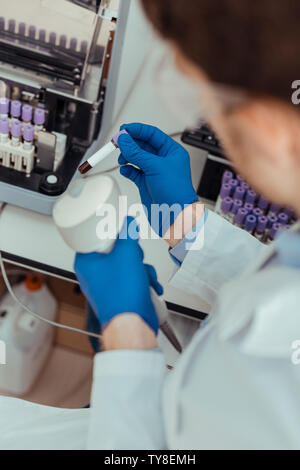 Vista dall'alto di una provetta con il campione di sangue Foto Stock