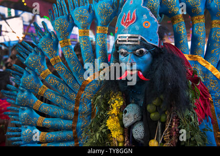 L' immagine dell' uomo vestito come Godess Kali in festival di Dussehra- Kulasekharapatnam, Tamil Nadu, India Foto Stock