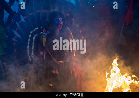 L' immagine dell' uomo vestito come Godess Kali in festival di Dussehra- Kulasekharapatnam, Tamil Nadu, India Foto Stock