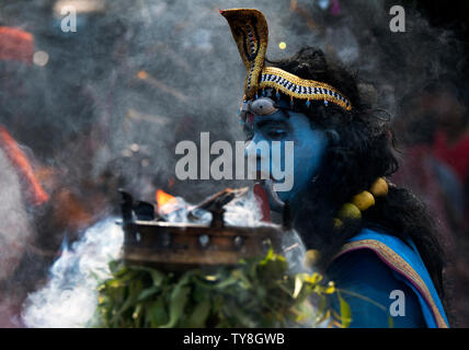 L' immagine dell' uomo vestito come Godess Kali in festival di Dussehra- Kulasekharapatnam, Tamil Nadu, India Foto Stock