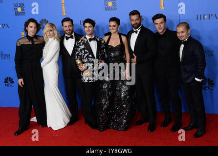 (L-R) Cody Fern, Judith Luce, Edgar Ramirez, Darren Criss, Penelope Cruz, Ricky Martin, Finn Wittrock e Jon Jon Briones appaiono backstage dopo aver vinto il premio per il miglior televisore serie limitate o Motion Picture realizzati per la televisione per 'l'assassinio di Gianni Versace: American Crime Story' durante la 76th Annuale di Golden Globe Awards presso il Beverly Hilton Hotel di Beverly Hills, la California il 6 gennaio 2019. Foto di Jim Ruymen/UPI Foto Stock